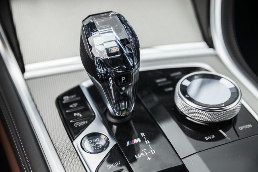 Детали интерьера BMW M850i xDrive (G15) 2018 года  (NA) (фото 15 из 33)